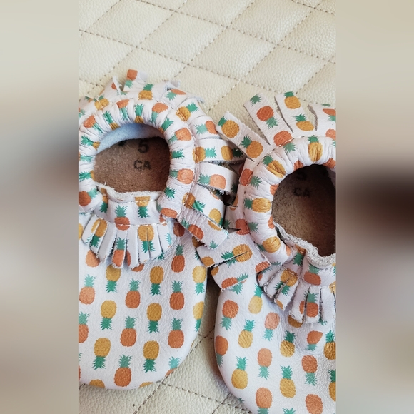 FRESHLY PICKED !!!NEW!!! Pineapple 🍍 moccasins size 5 - Picture 3 of 4